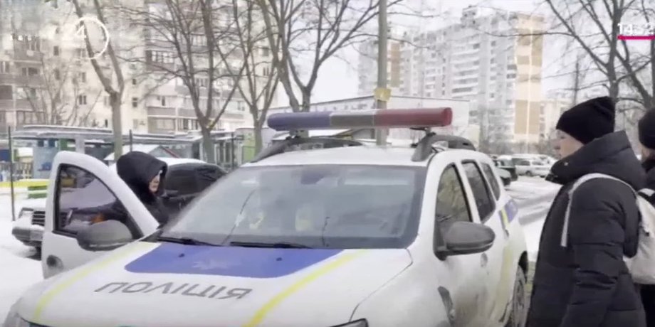 жителі троєщини та поліція
