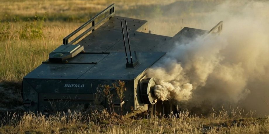Наземний дрон Bufalo створює димову завісу в полі