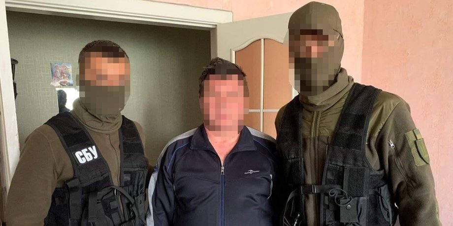 Задержанный в наручниках, обвинение СБУ, агитация в интересах врага, пророссийская пропаганда