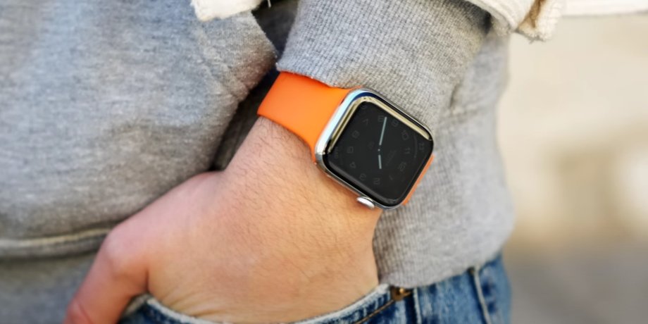 Смарт-часы Apple Watch на руке