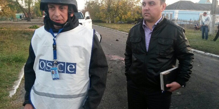 Представитель ОБСЕ в поселке Сартана / Фото: 0629