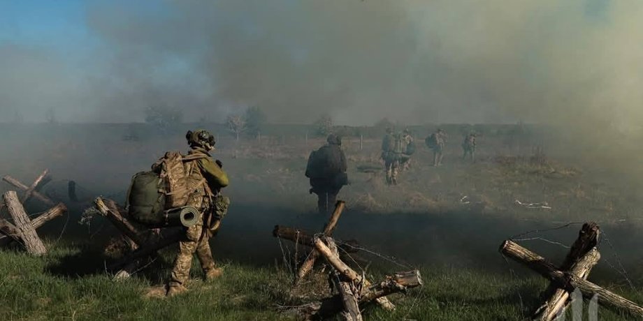 Бійці ЗСУ йдуть полем бою на війні в Україні