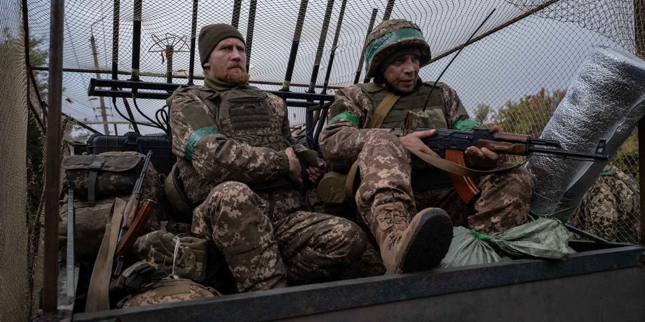 Украинские военные направляются на линию фронта под защитой антидронових сеток