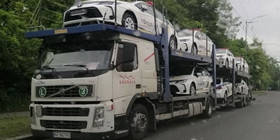 Автовоз с полицейскими Toyota Corolla, который был замечен в Киеве