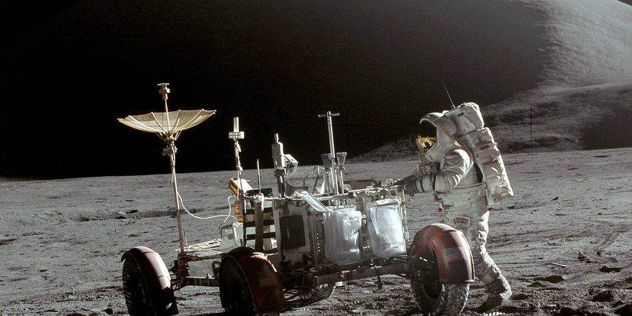 Ученые призвали NASA доставить с Луны 50-летние отходы экипажа миссии "Аполлон-15"