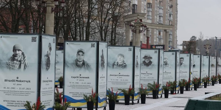12 августа в Ирпене женщина била портреты погибших защитников Украины и показывала им неприличный жест