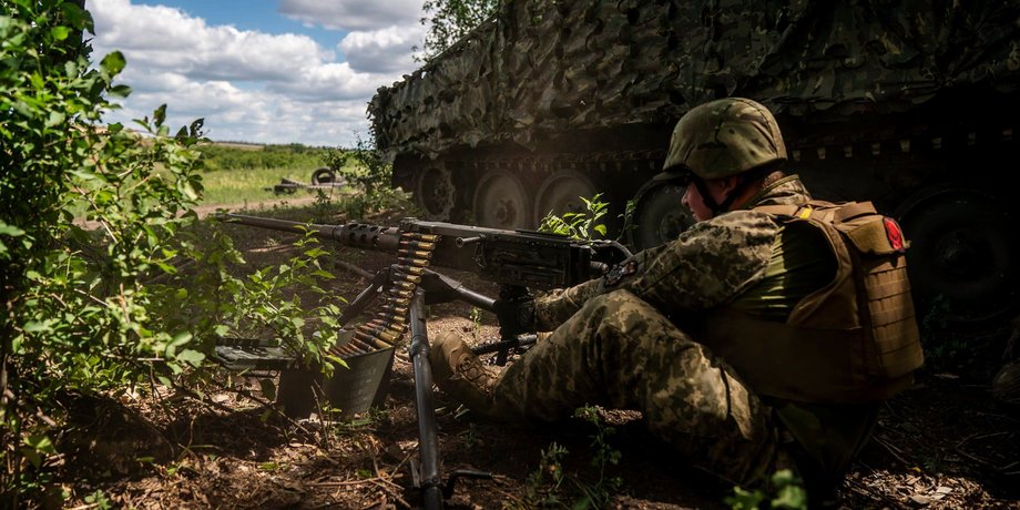 Военнослужащий за пулеметом