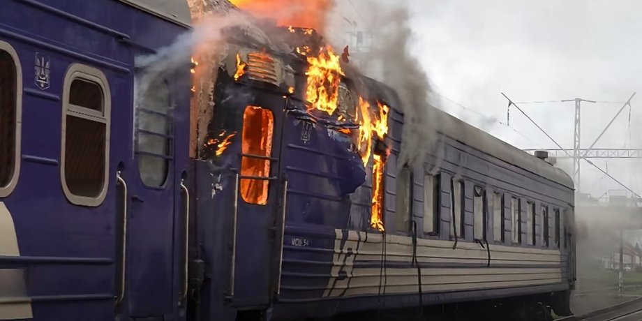 фото палаючого потягу в Луцьку після влучання ЗС РФ 12 вересня