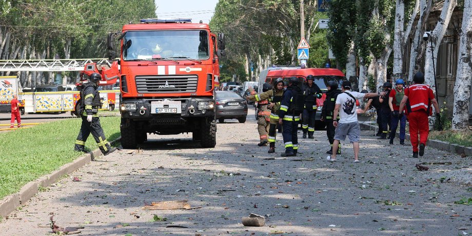Обломки и ГСЧС на месте удара по Запорожью 7 июля
