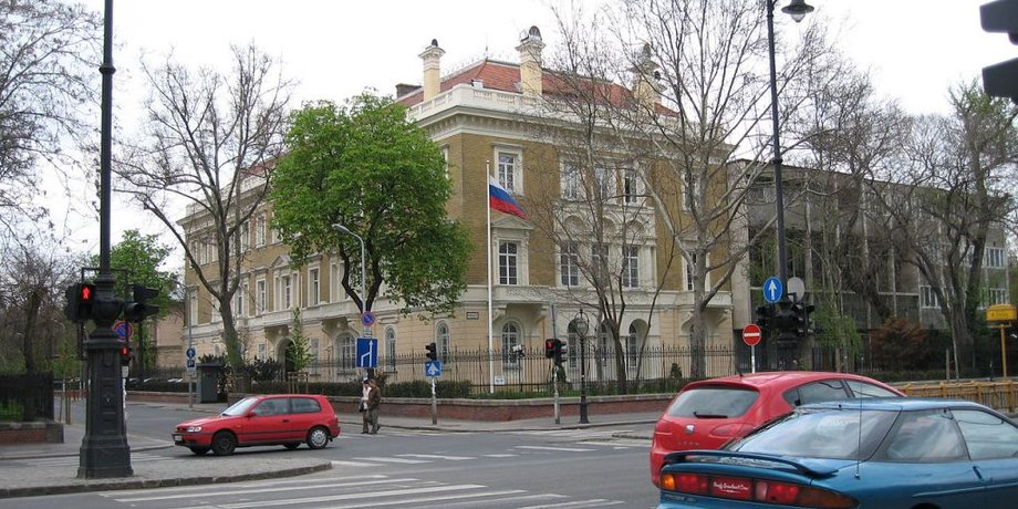 фото будівлі посольствп РФ в Угорщині на вулиці в Будапешті