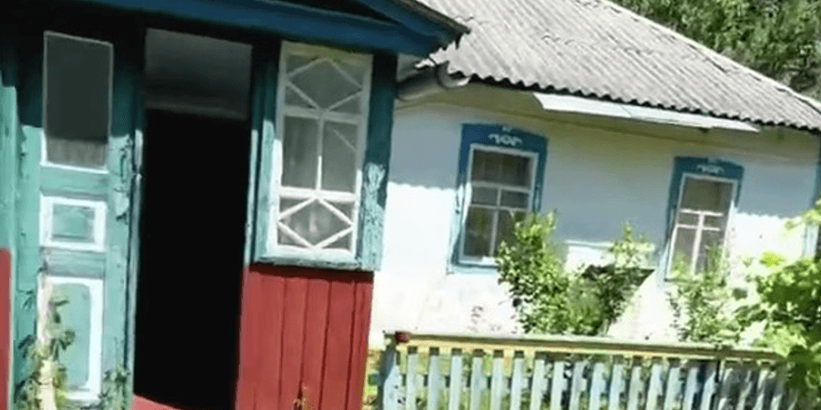 Украинка показала свою хату в деревне