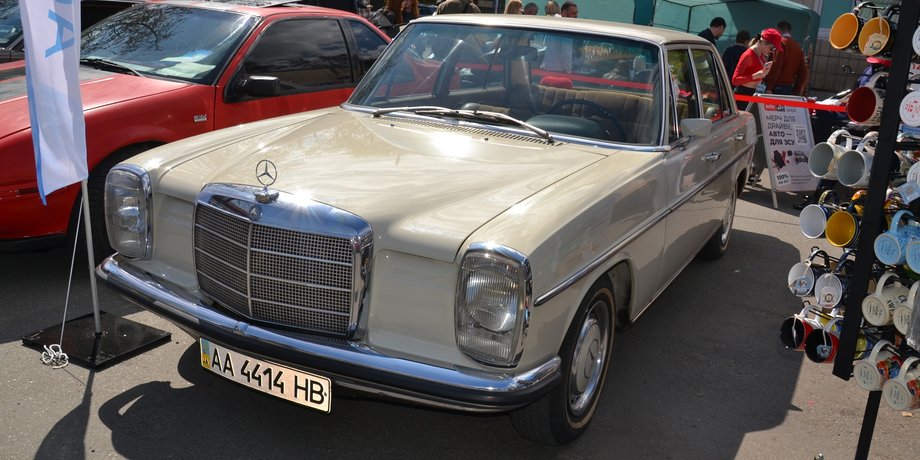 Mercedes 220D W115