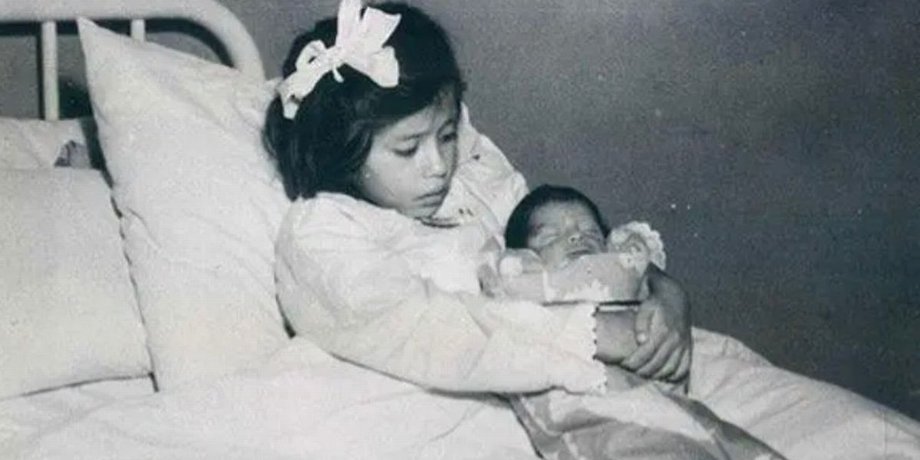 Лина Медина со своим ребенком