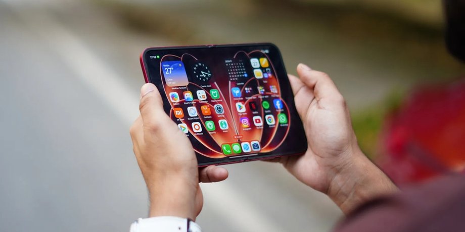 смартфон Xiaomi 18 Fold в руках