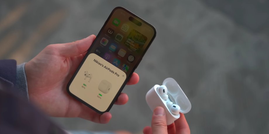 Навушники AirPods і iPhone в руках