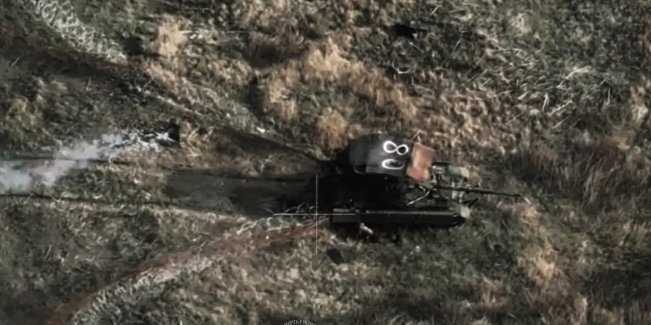 Российский танк запутался в проволоке