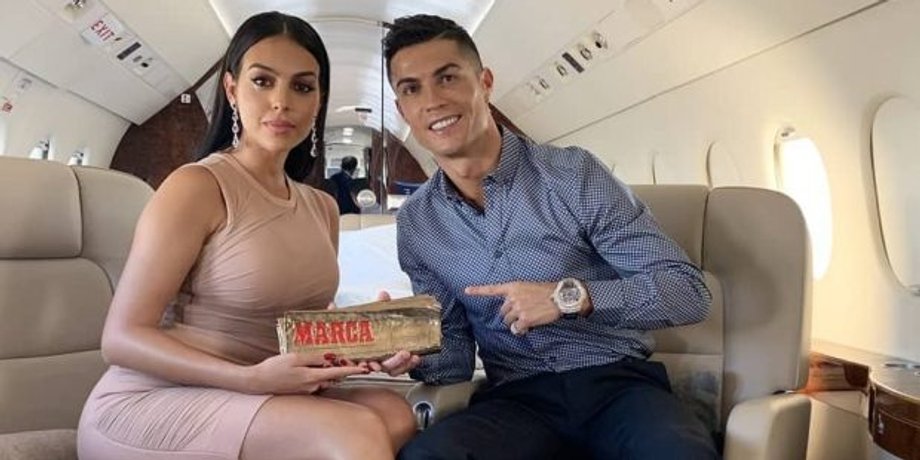Роналду и Джорджина, в самолете, приз, газета Marca.