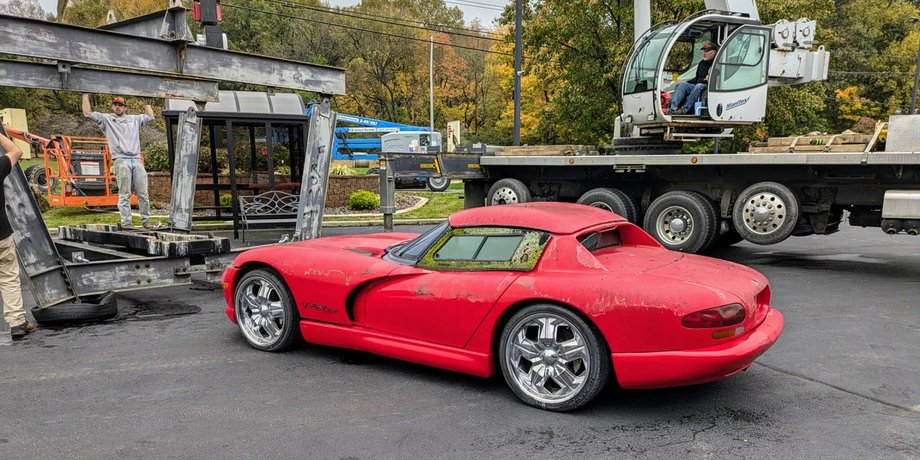 Dodge Viper 1996, Dodge Viper, памятник авто