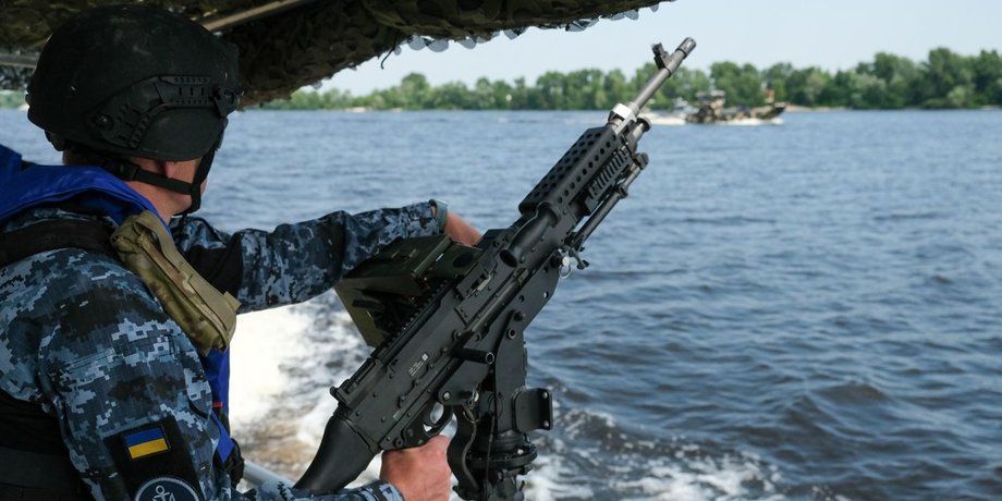 Боєць ЗСУ на катері Dauntless Sea Ark