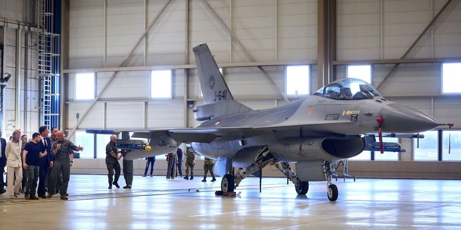 Истребитель F-16 в ангаре