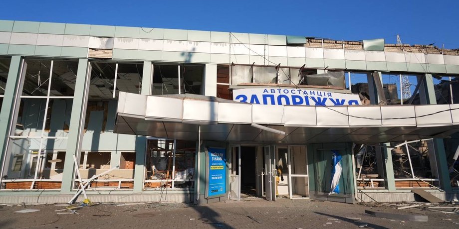 Россияне ударили авиабомбами по автовокзалу и клинике в Запорожье