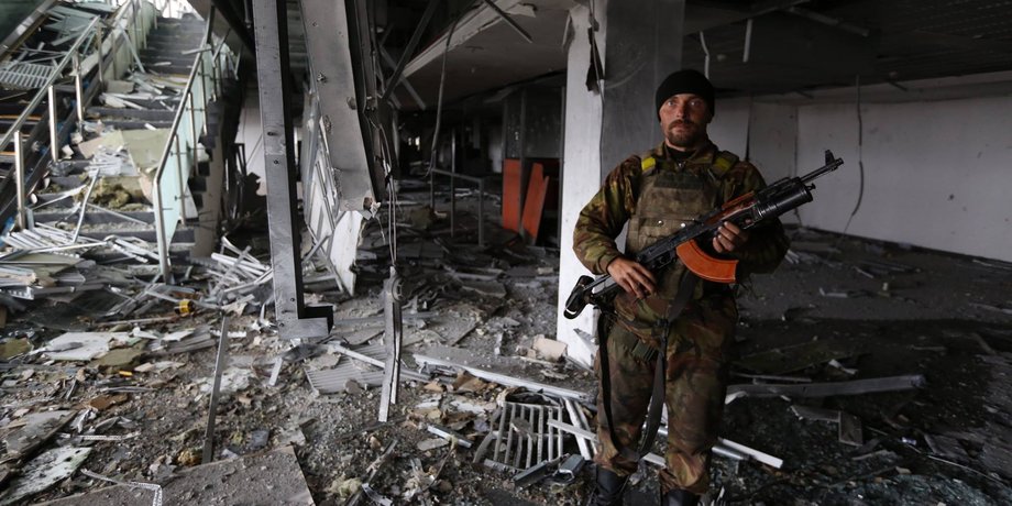 Боец АТО в аэропорту Донецка / Фото: facebook.com/sergei.loiko