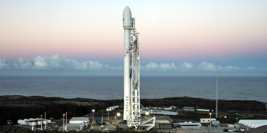 Ракета-носитель Falcon 9 на стартовой площадке