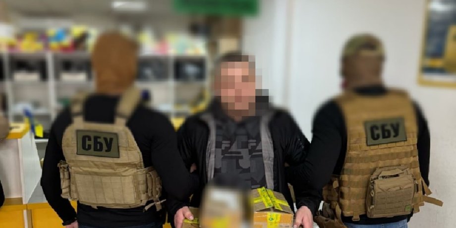 золотые слитки, старинные монеты, контрабанда, пересылка по почте, подозреваемый задержан