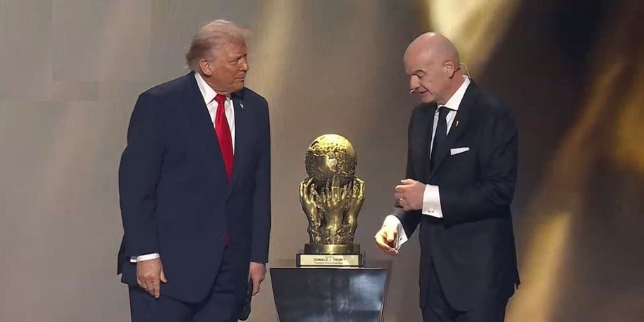 Дональд Трамп та Джанні Інфантіно з трофеєм "Премія миру"