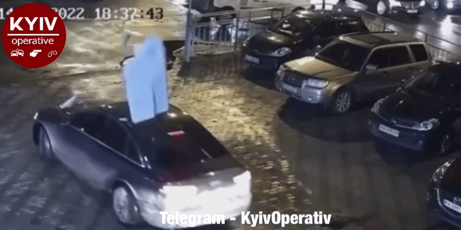 Вітер пошкодив автомобіль
