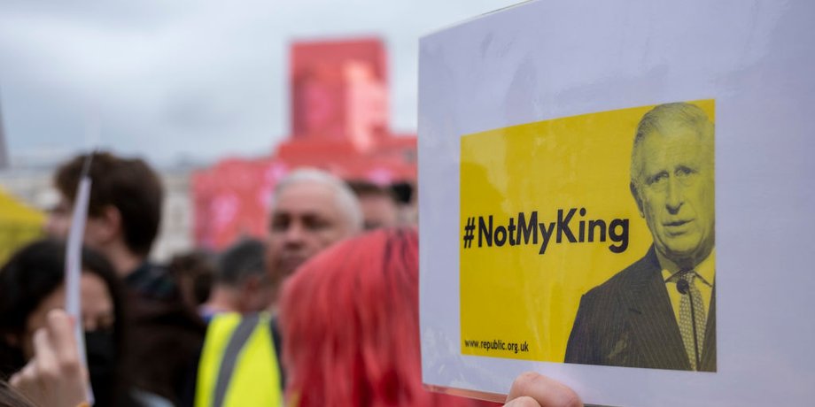 протесты Британия, протестующие коронация короля чарльза, противники монархии британия, противники чарльза