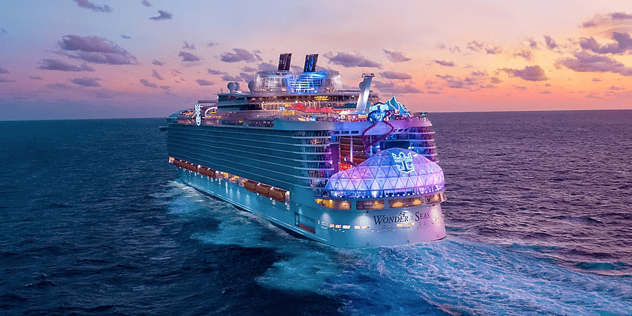 Wonder of the Seas, круїзний лайнер, маленька каюта, маленька кімната, музиканти на кораблях, екскурсія по кораблю, працівник круїзного лайнера