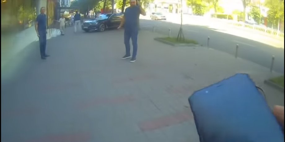 Сотрудники магазина "Ибис" напали на парковочного инспектора