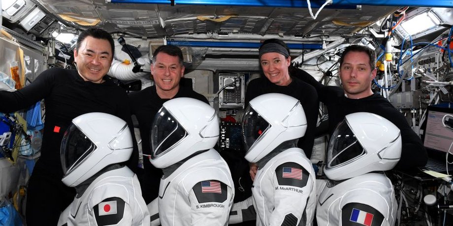 Чотири астронавти SpaceX Crew-2