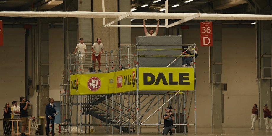 Найбільший у світі паперовий літак має розмах крил 20 метрів