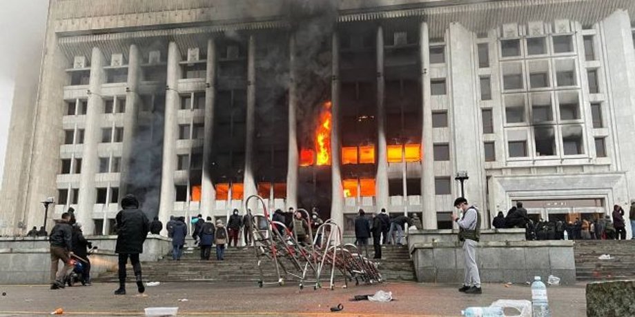В Алматы подожгли здание мэрии