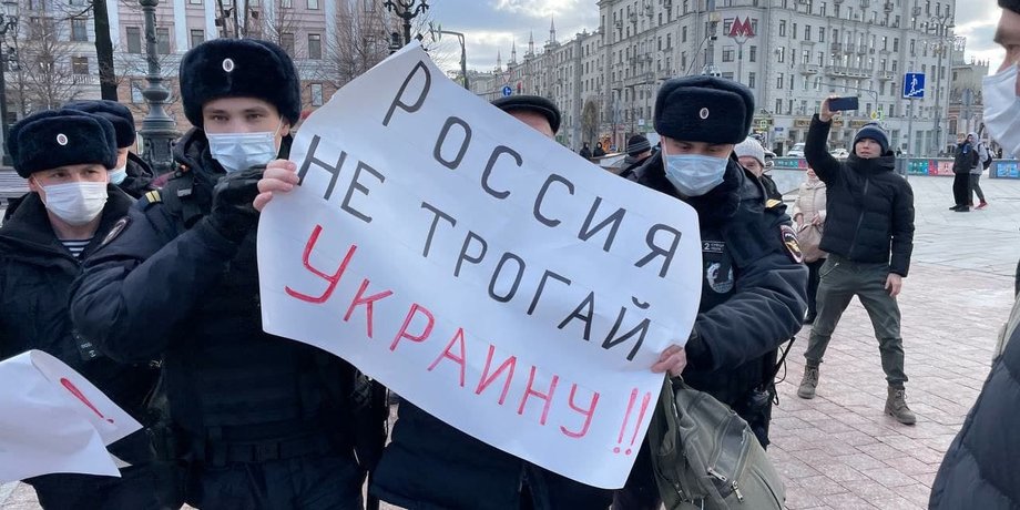 война с Украиной, вторжение в Украину, антивоенная акция, Лев Пономарев, москва
