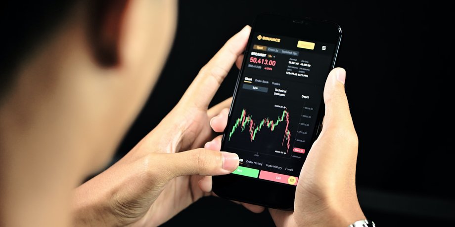Криптобиржа, смартфон, Binance, выход из России