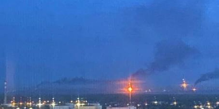 пожежа рф Дрони атакують РФ: в Самарі та Новокуйбишевські горять місцеві НПЗ та склад Ozon (фото, відео)
