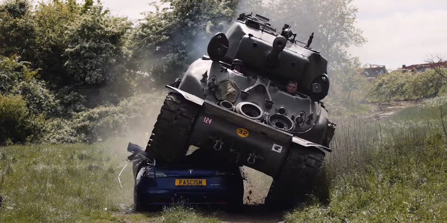 танк давит авто, электромобиль Tesla, M4 Sherman, Tesla Model 3, Илон Маск