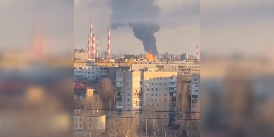 стовп диму під час пожежі на НПЗ в Уфі 2 квітня після удару дронів