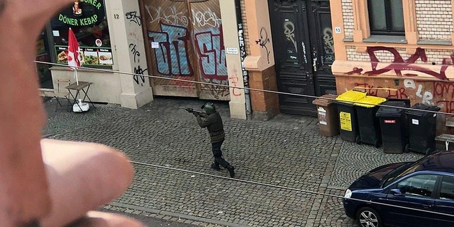 Очевидцам удалось сфотографировать нападавшего