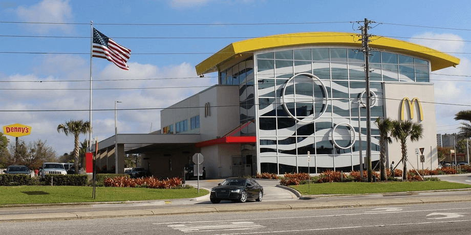 Чоловік відвідав найбільший у світі McDonald's і розповів, чим він кращий за інші