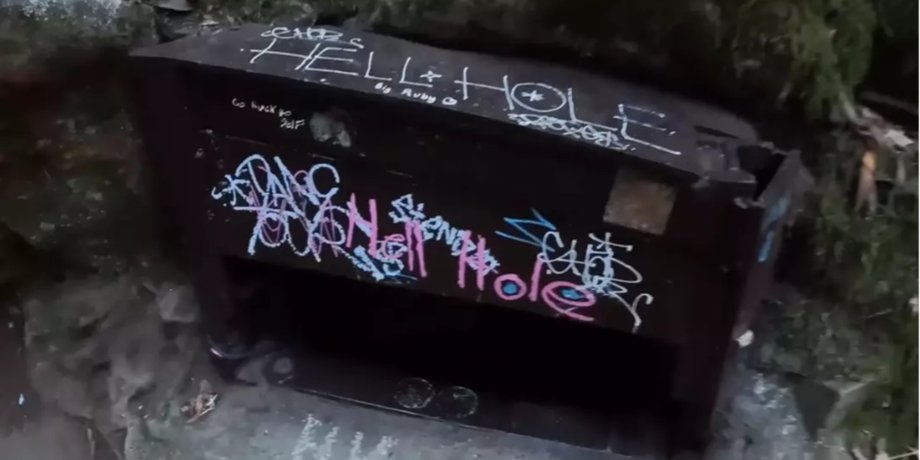 Узкий вход в пещеру "Hell Hole" в Калифорнии, ведущий в подземный проход