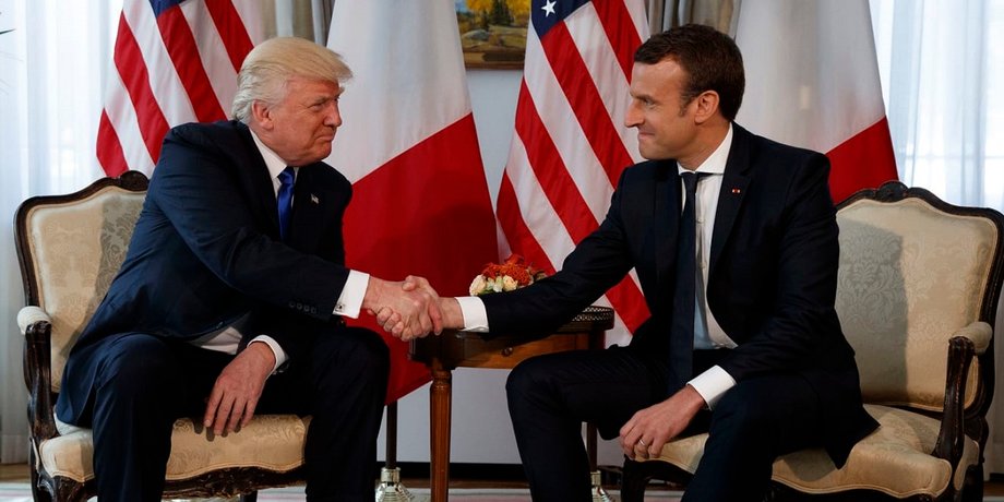 Рукопожатие Макрона и Трампа в 2017 году вошло в историю