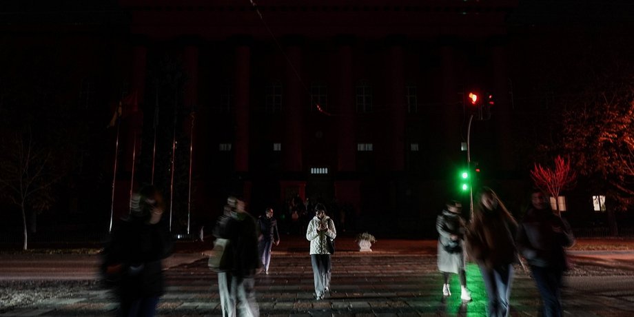 перехожі на темній вулиці
