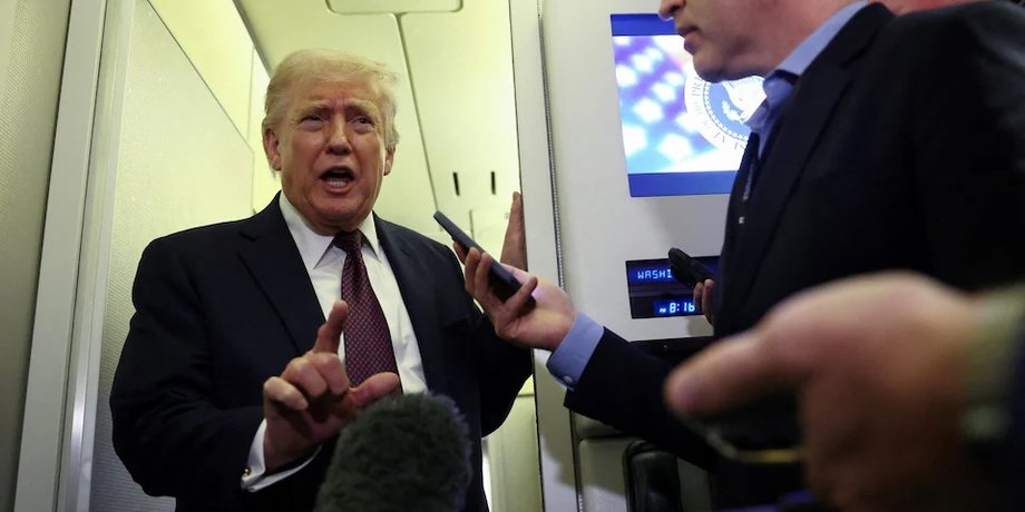 Дональд Трамп у туалет на самолете