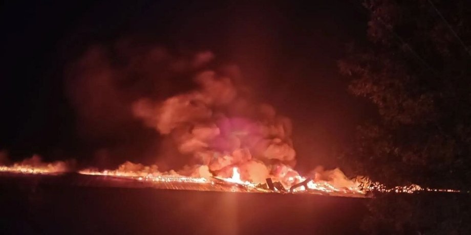 В Брянской области после нападения горит завод "Консервсушпрод" пожар на заводе "Консервсушпрод" в Брянской области после атаки дронов