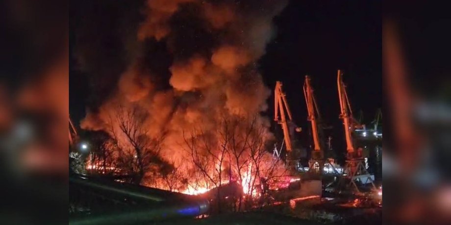 Пожар, Россия, Петропавловск-Камчатский, ангар, огонь, морской вокзал, МЧС