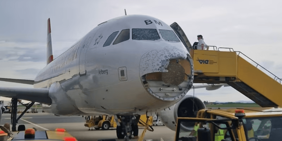 Самолет Airbus A320, самолет, поврежденный градом самолет